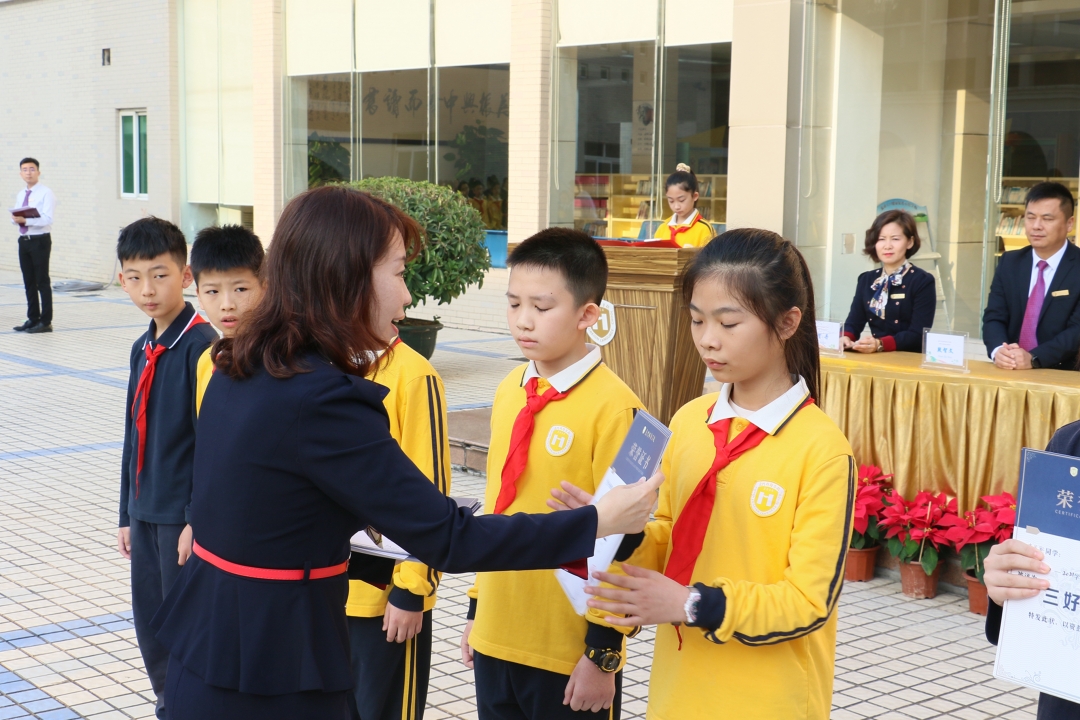 9陈主任颁奖三好学生.JPG